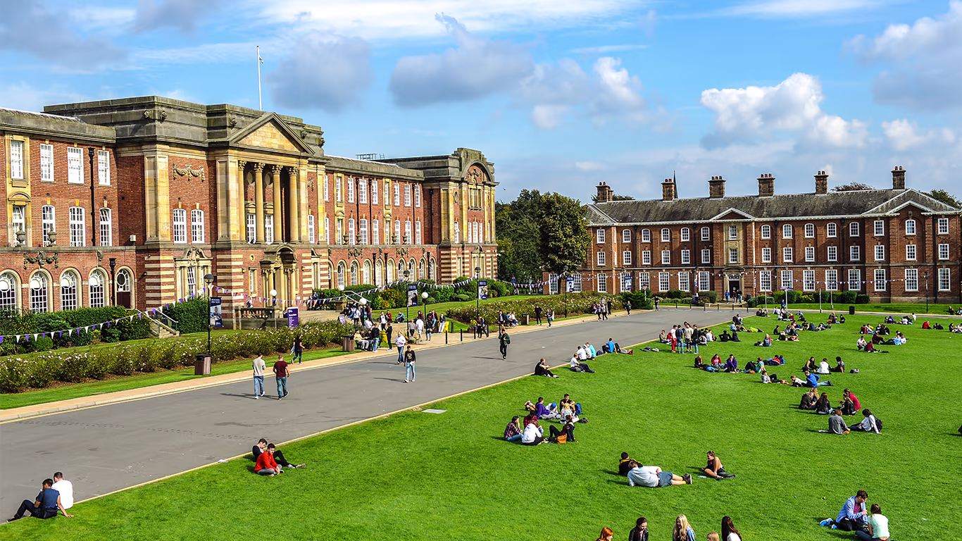 🎓 Leeds Beckett University – Ngôi trường hiện đại giữa lòng thành phố Leeds, Vương quốc Anh